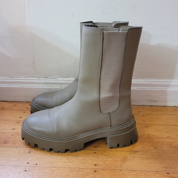 Forever 21 Chelsea Boots - Picture 4 of 6